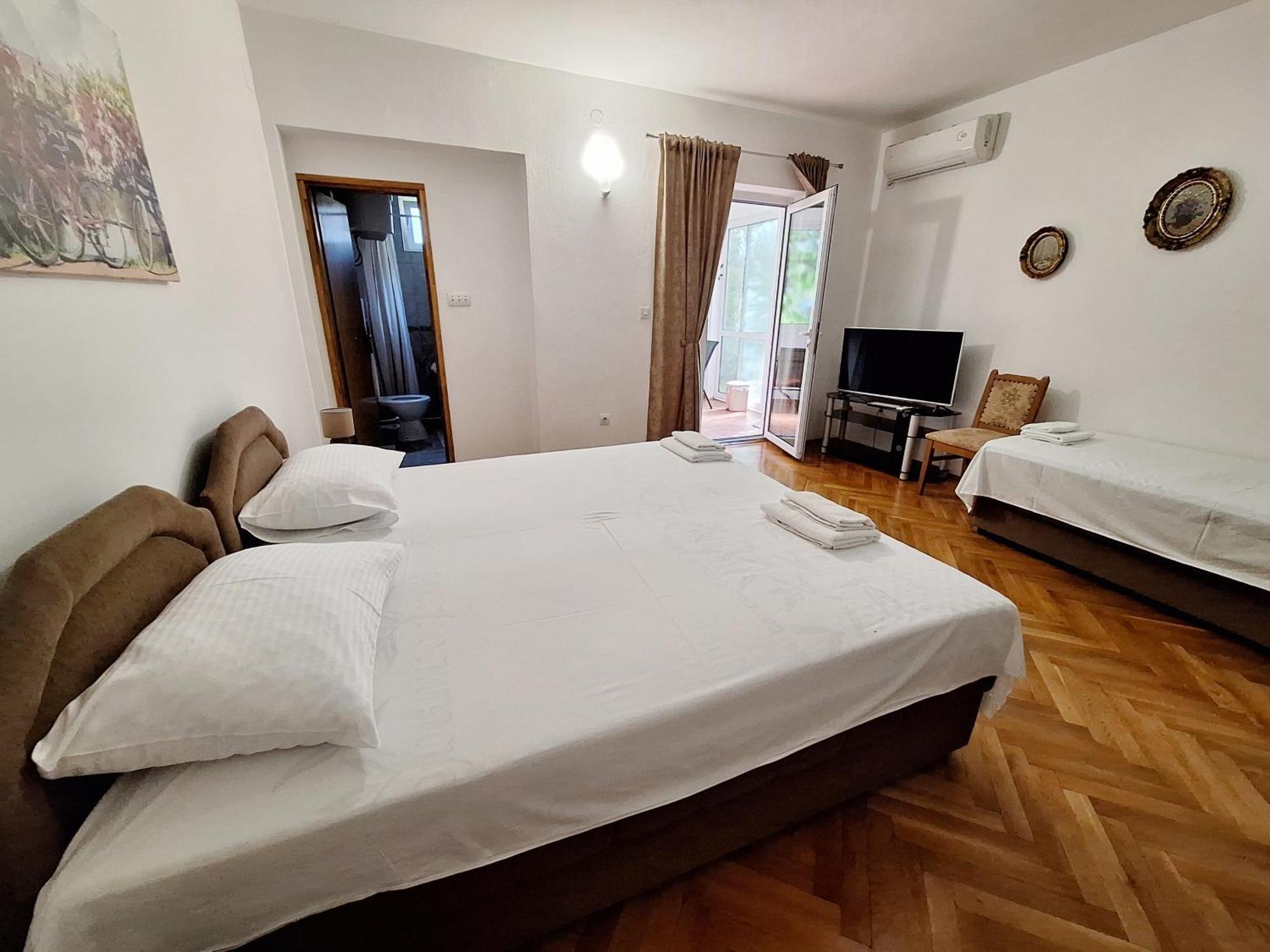 Hortenzija Apartment *